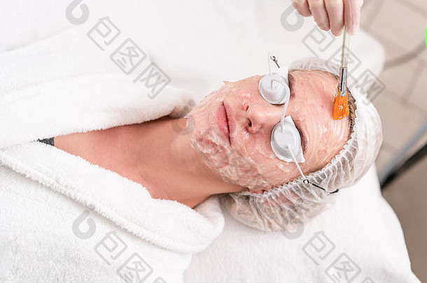 医生适用于特殊的过来这里病人反痤疮光疗专业设备美丽的女人照片复兴过程脸皮肤治疗化妆品诊所