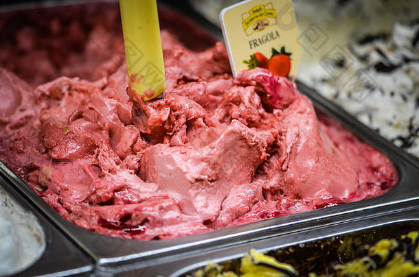 美味的意大利冰淇淋白新鲜的水果混合坚果种子阿月浑子巧克力片