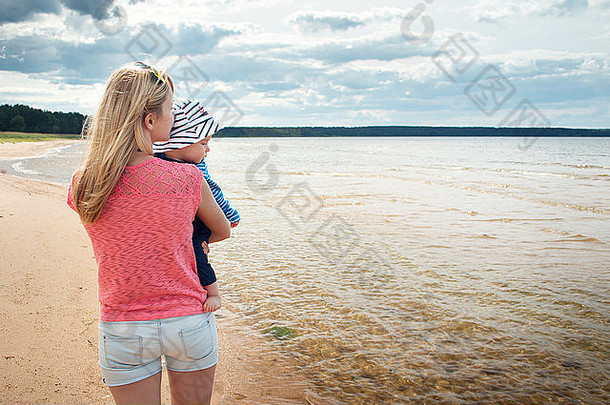女人婴儿海滩海