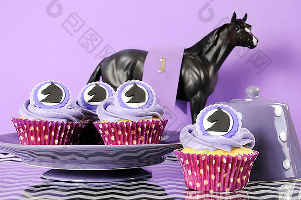 黑色的白色雪佛龙公司紫色的主题聚会，派对午餐表格的地方设置墨尔本杯澳大利亚公共假期