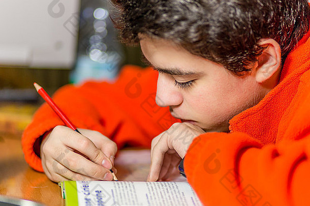 高加索人男孩作业写红色的蓝色的铅笔