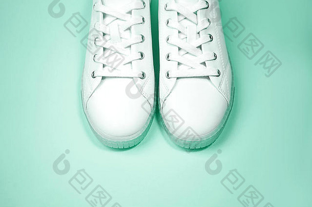 白色运动鞋说谎柔和的neo薄荷背景前视图平躺复制空间
