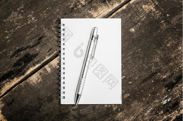 开放空白笔记本难看的东西木背景银铅笔业务概念