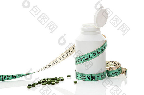 白色药丸容器磁带测量绿色药片孤立的白色背景绿色健康的Herbal食物补充失去
