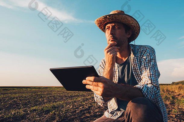 农民农学家平板电脑电脑只空场日落自信男人。现代技术农业<strong>生产计划</strong>