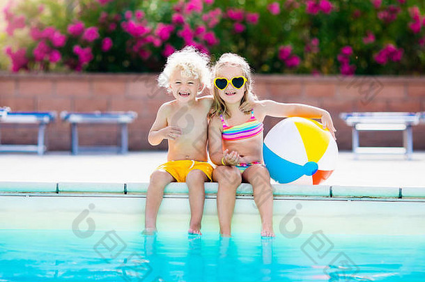 孩子们玩户外游泳池女孩男孩玩游泳度假胜地池热带海滩岛夏天家庭假期游泳眼睛