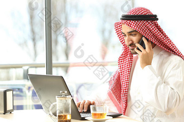 阿拉伯男人。工作电话移动PC咖啡商店窗口背景
