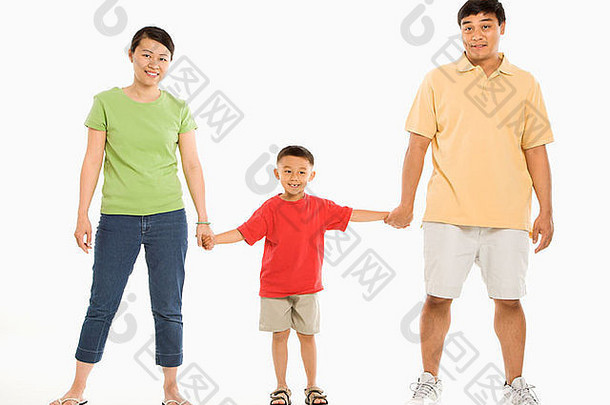 亚洲父母持有手儿子前面白色背景