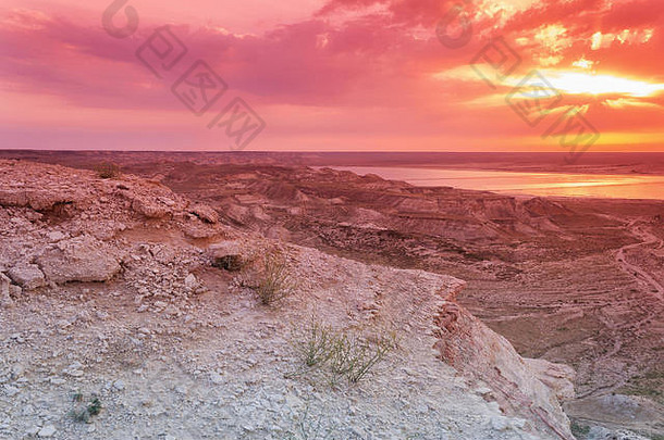 草原岩石日落哈萨克斯坦曼吉斯陶地区