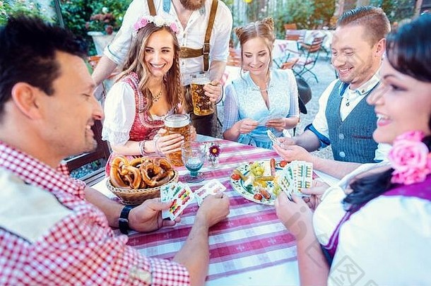 传统的卡游戏德国啤酒花园