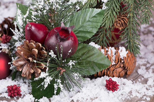 假期圣诞节装饰木地板上雪