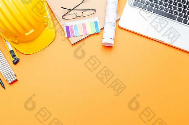 架构师工程师建设网站办公室桌子上项目蓝图黄色的硬他电脑移动PC橙色颜色复制空间