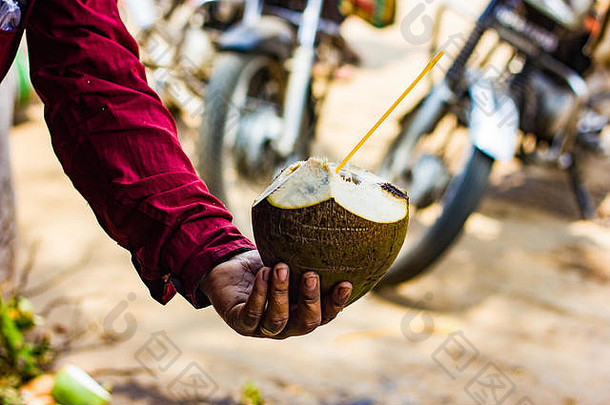 稻草椰子水提供卖方很酷的自然热带喝