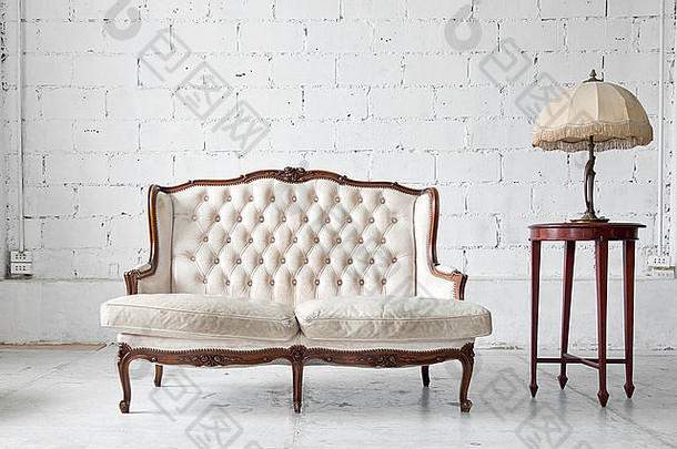 白色真正的皮革经典风格沙发古董房间桌子上灯