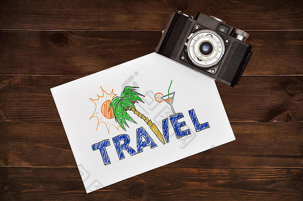 工作桌子上旅游相机纸画海滩假期概念