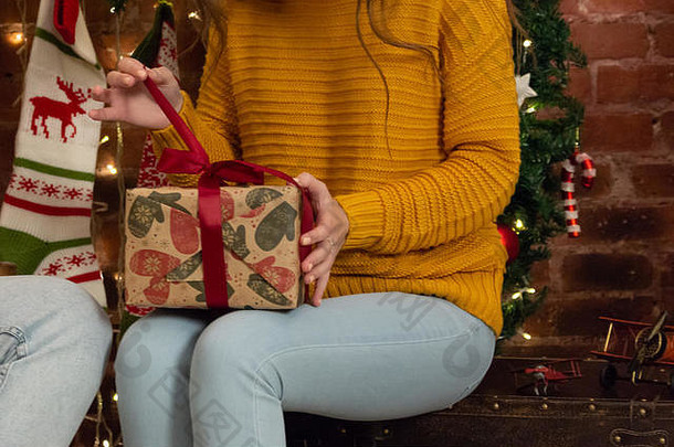 女孩黄色的毛衣非覆盖圣诞节礼物