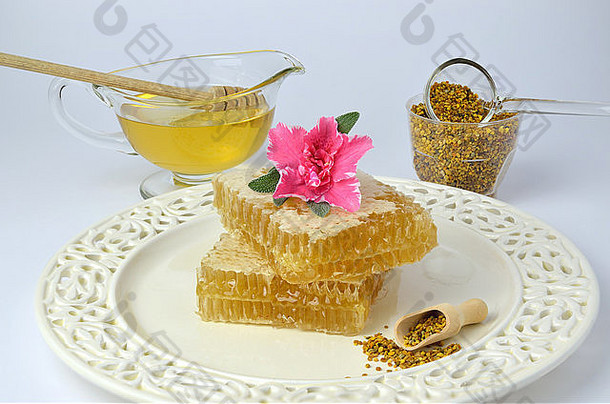 蜂窝粉红色的花细瓷板古董勺子花粉碗蜂蜜花粉背景