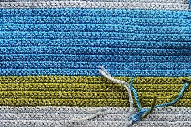 片段钩针编织的织物绿色蓝色的光蓝色的线程特写镜头前视图摘要背景手使概念