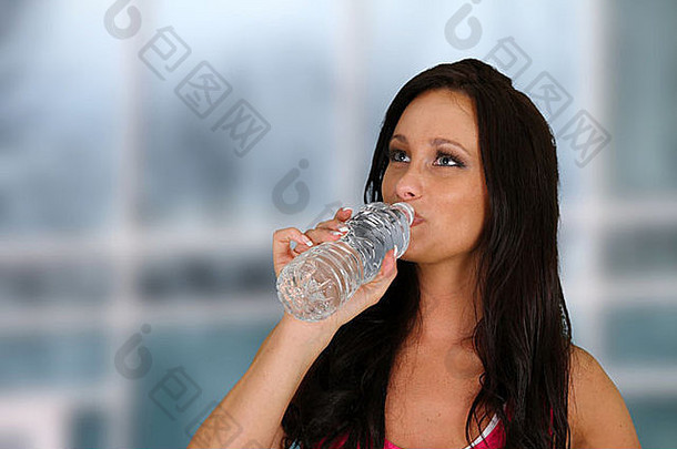 年轻的女人喝水健身房