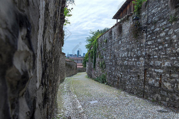 狭窄的街布雷西亚城市铺平道路石头石头墙图片意大利