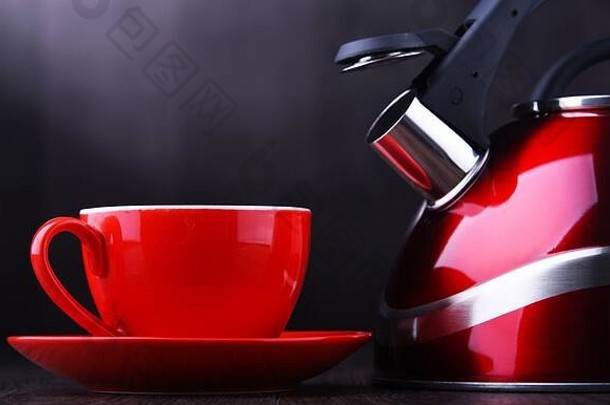 <strong>红</strong>色的<strong>不锈钢</strong>钢炉子上水壶吹口哨杯咖啡