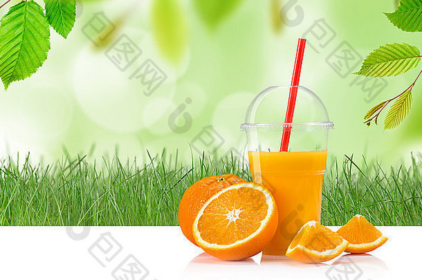 新鲜的橙色汁健康的喝木表格