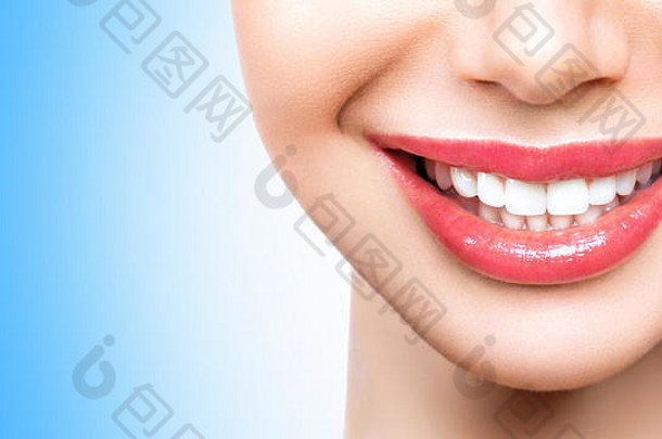 美丽的年轻的女人微笑牙科健康背景