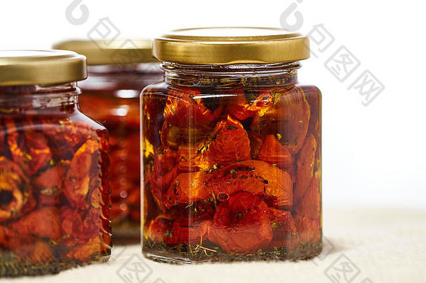 自制的罐头红色的干樱桃西红柿包装小玻璃罐子