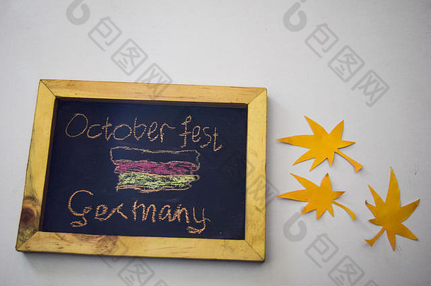 10月党德国黑板上孤立的白色背景