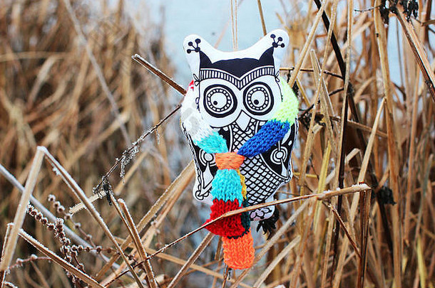 手工制作的纺织玩具猫头鹰围巾草