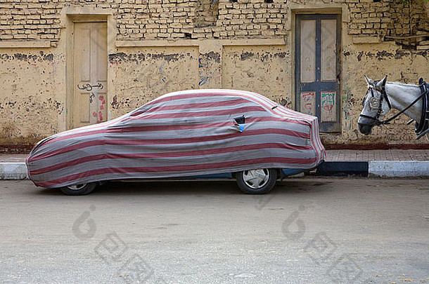 车覆盖热太阳卢克索街埃及