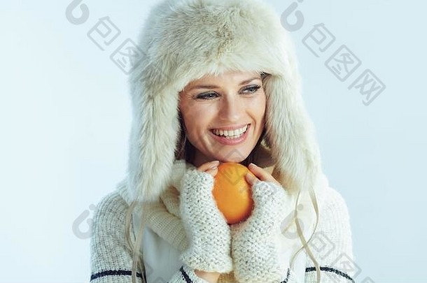 快乐年轻的女白色条纹毛衣围巾耳朵皮瓣他橙色冬天光蓝色的背景