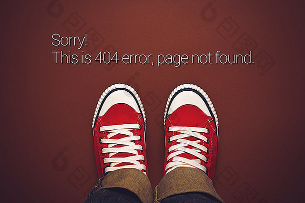 前视图错误页面发现人红色的运动鞋站棕色（的）背景互联网错误消息
