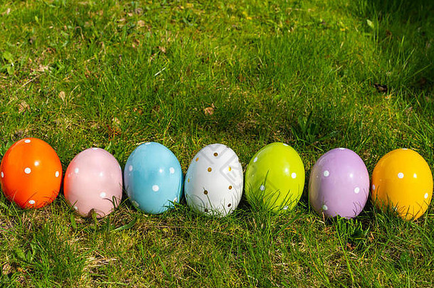 色彩斑斓的陶瓷复活节鸡蛋行草地