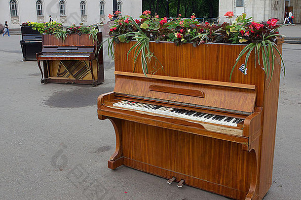 古董钢琴显示前面公园莫斯科