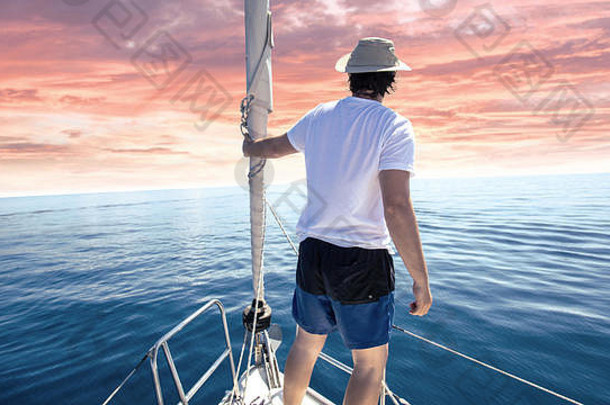 男人。站弓船游艇假期自由概念