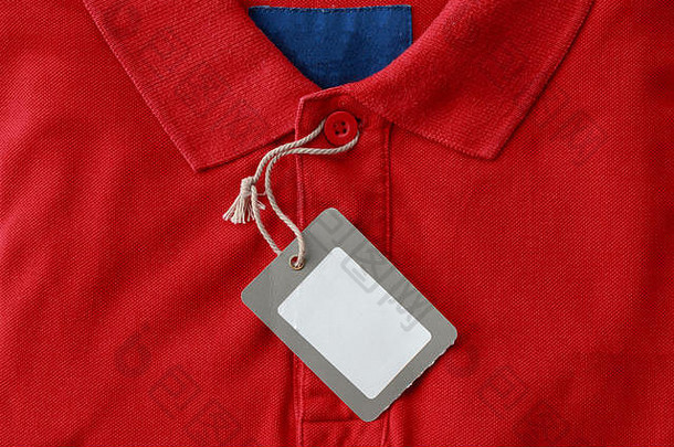关闭红色的马球衬衫空白标签出售商店