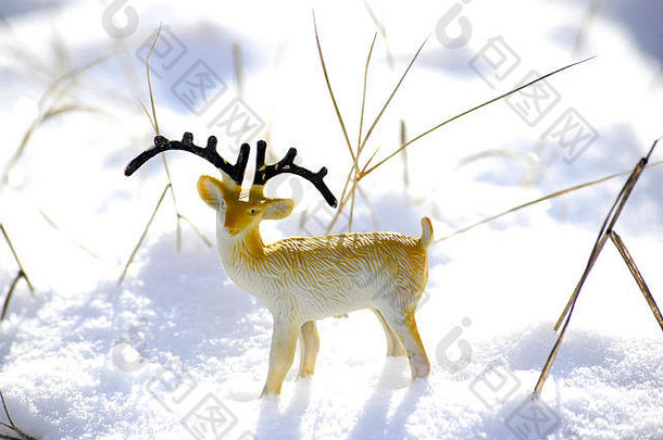 鹿小雕像玩具雪冬天主题图像