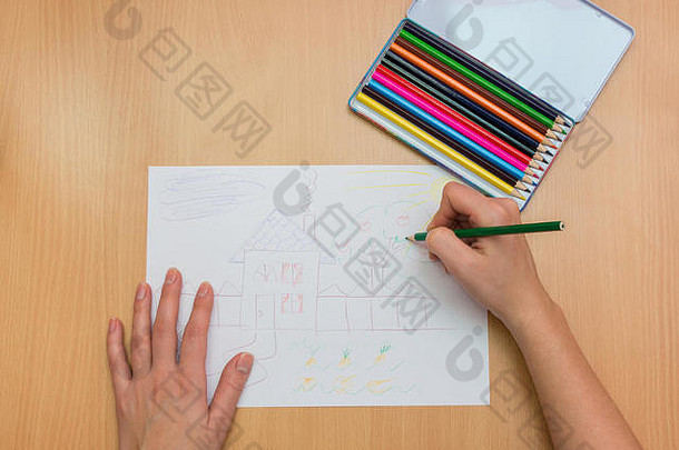 手画画彩色的铅笔纸特写镜头前视图