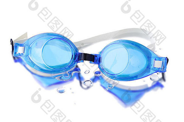 湿游泳护目镜反射白色背景