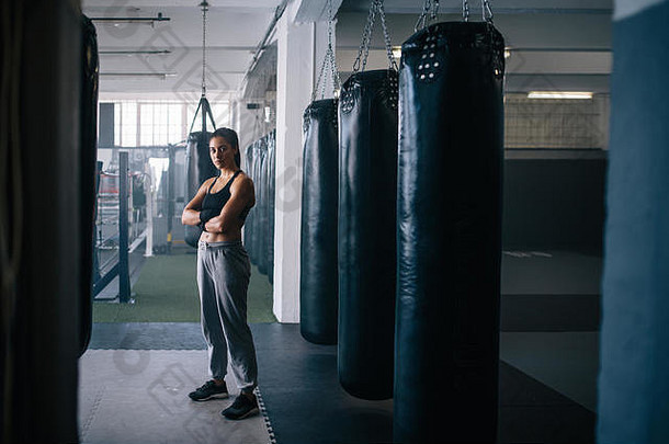 女拳击手站内部拳击工作室手折叠女人站拳击培训中心冲袋