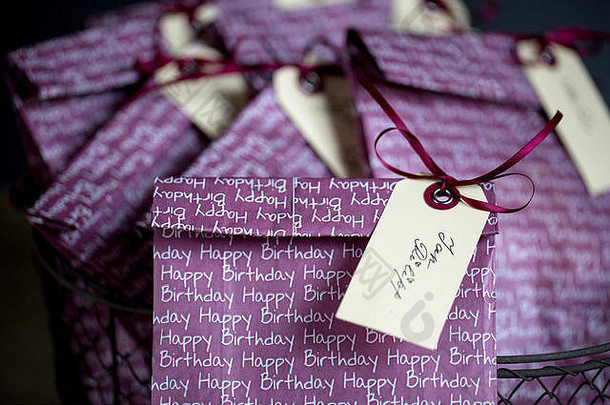 紫罗兰色的礼物袋标签蔡尔兹生日聚会，派对