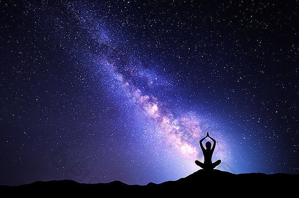 乳白色的晚上天空星星轮廓女人练习瑜伽