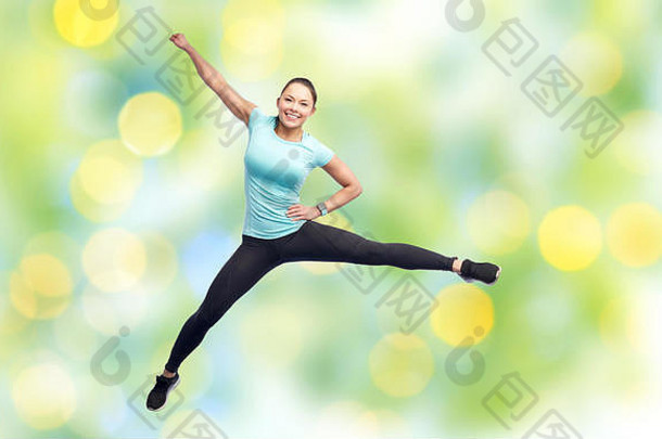 快乐微笑运动年轻的女人跳空气