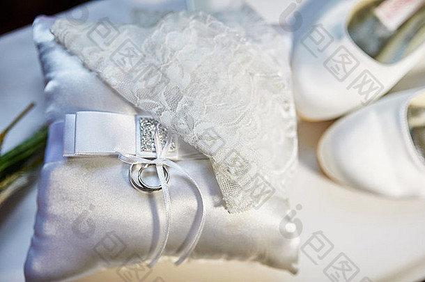婚礼环缓冲新娘的白色鞋子