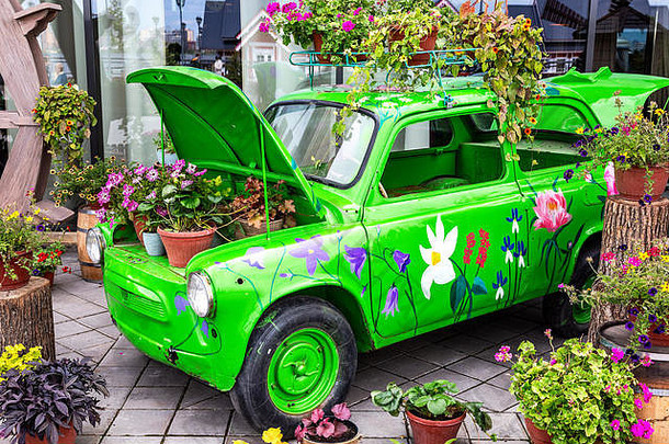 喀山俄罗斯9月花作文绿色复古的车