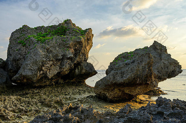 日落视图海滩火山岩石