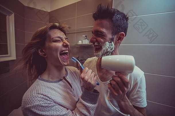 夫妇早....例程男人。女人分享浴室剃须胡子刷牙牙齿开始一天伟大的情绪