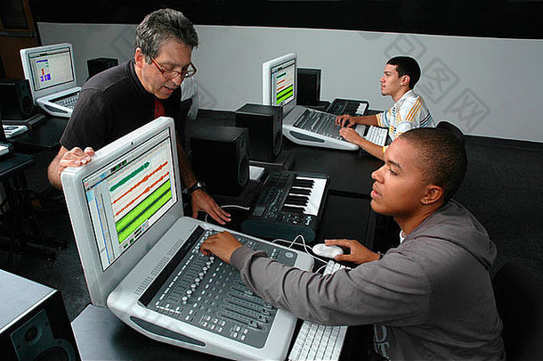 学生工作计算机化的音频混合董事会教练监督