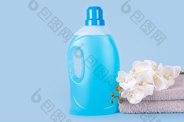 瓶洗涤剂清洁毛巾花蓝色的背景塑料容器清洁产品家庭化学物质液体洗衣
